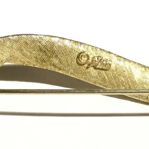 Vintage c1955 Signed Coro Pegasus Ribbon and Pearl Brooch - Picture 3 of 4